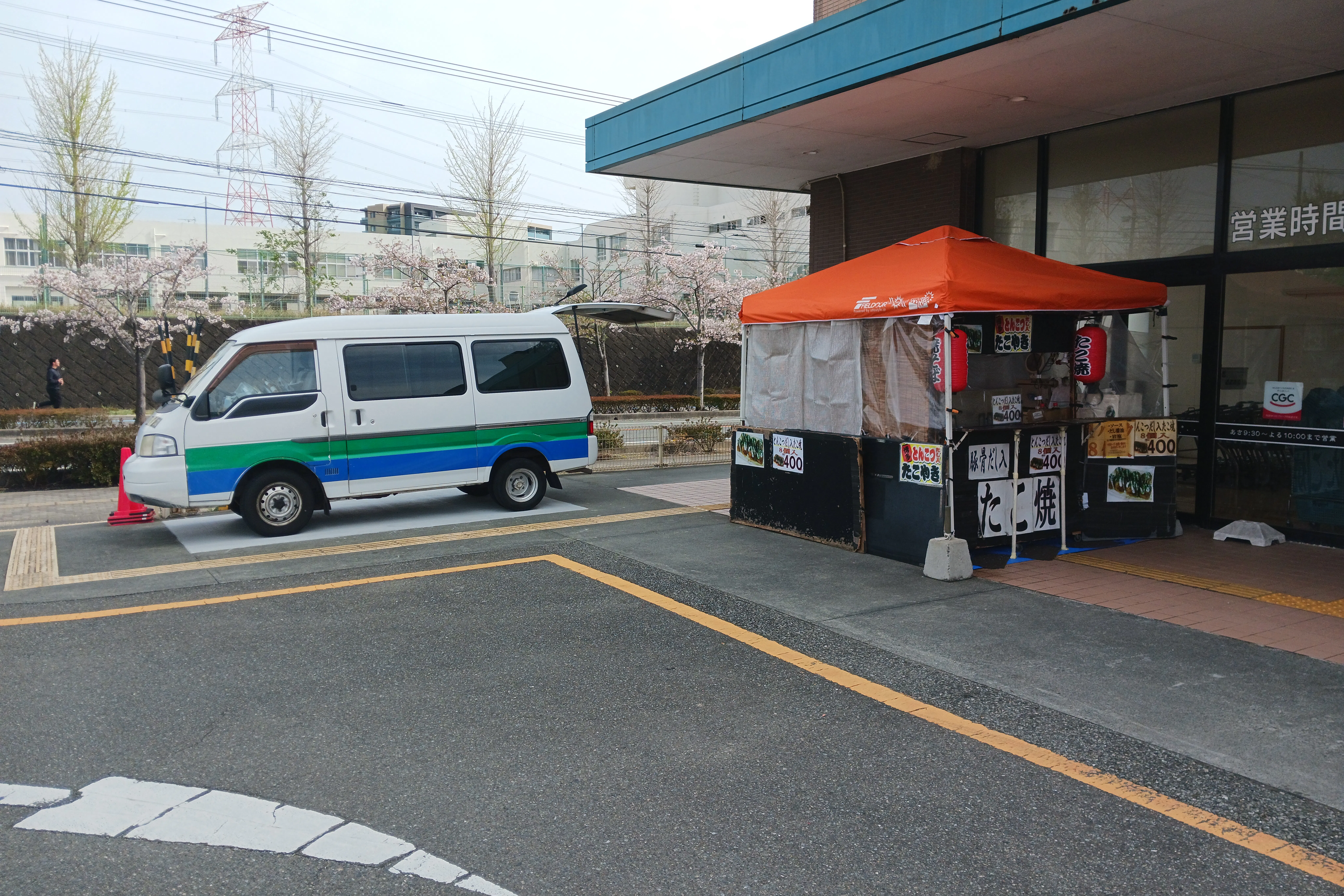 【レガネット美鈴の杜】C 正面玄関外側 物販やキッチンカー出店に最適なスーパー屋外催事イベントスペース