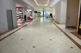 【イオンモール新居浜】『1F 催事スペースI(C入口近く)』-レストラン街とメインコートを結ぶ通路スペースで、展示やPRイベントに最適!