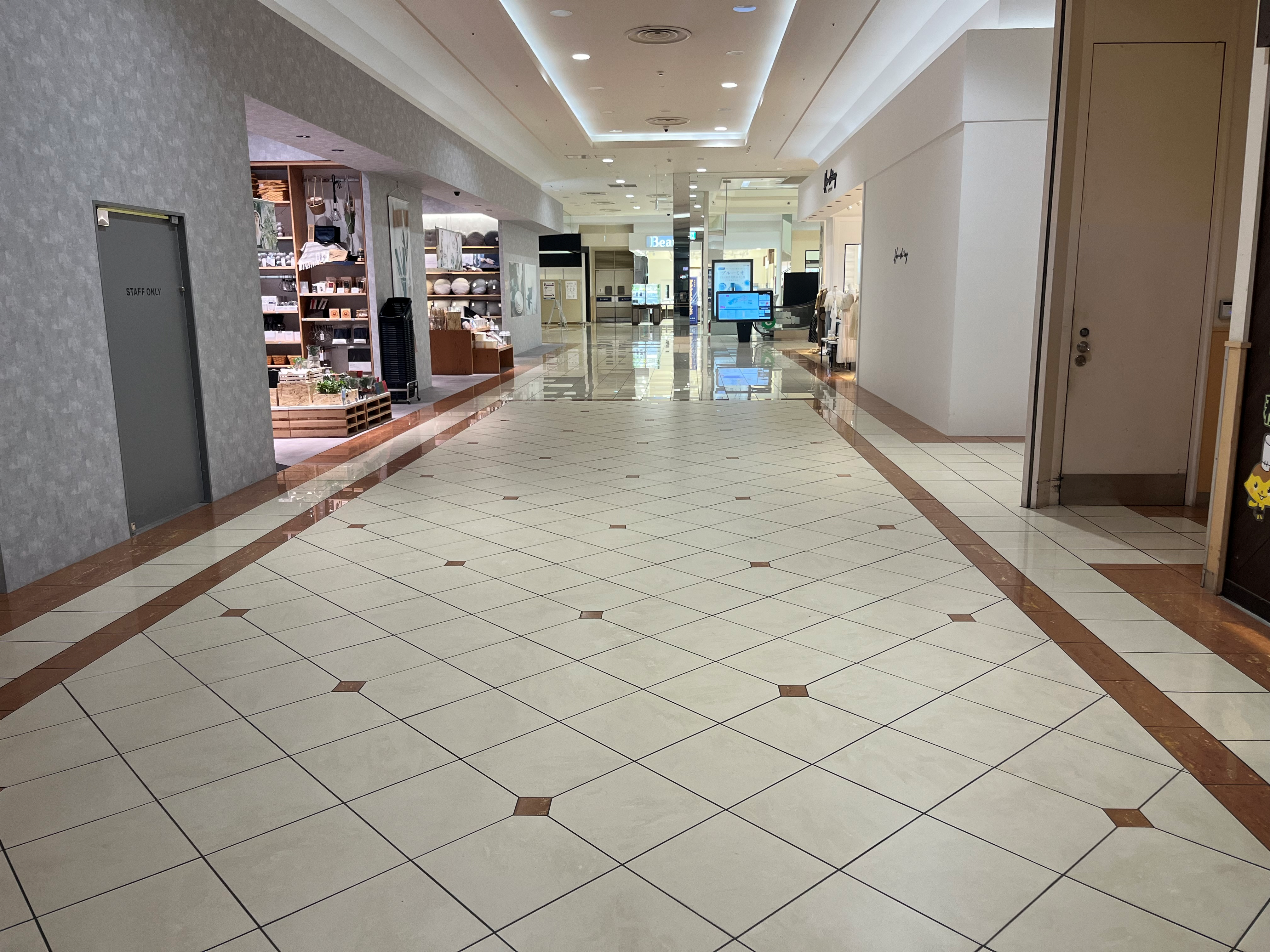 【イオンモール新居浜】『1F 催事スペースI(C入口近く)』-レストラン街とメインコートを結ぶ通路スペースで、展示やPRイベントに最適！