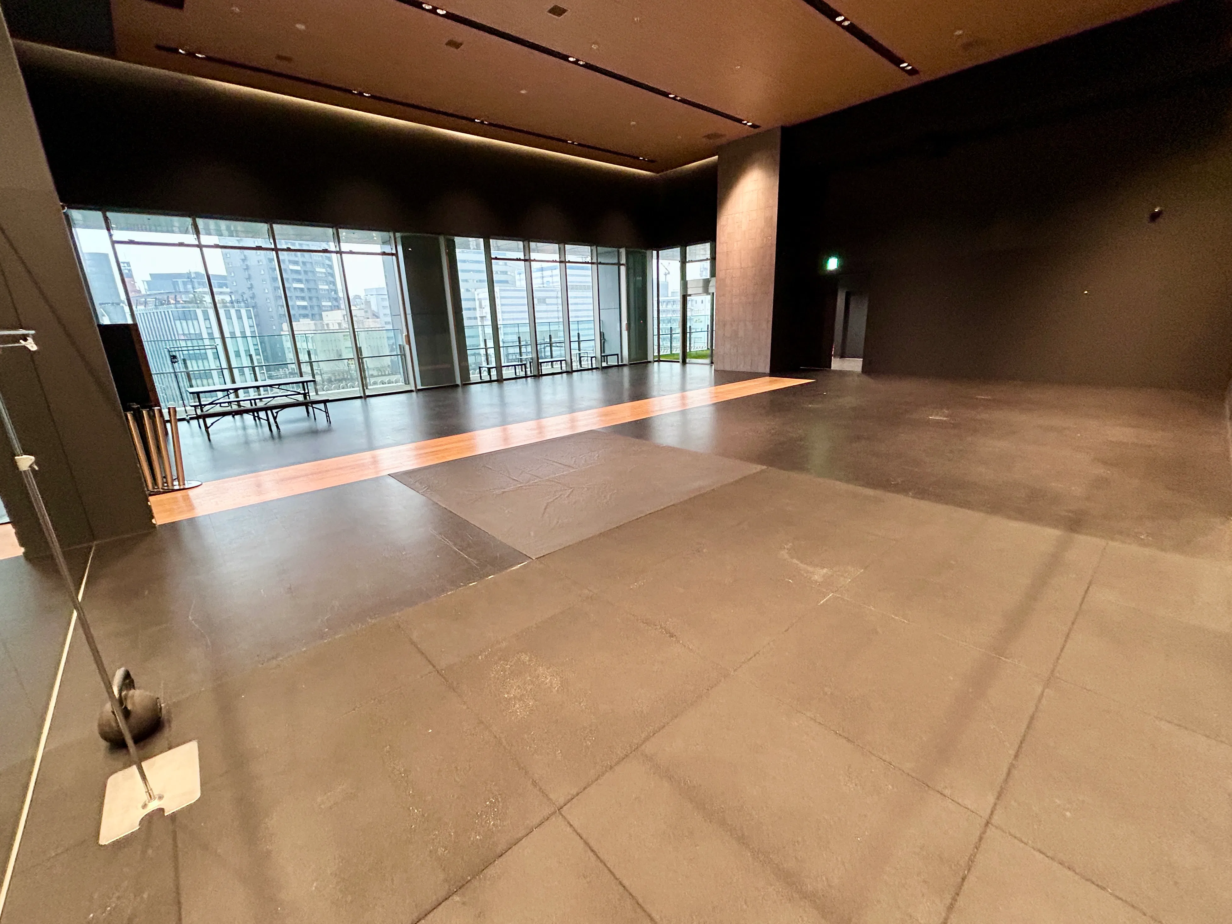 【西武新宿駅1分|東急歌舞伎町タワー5階】290㎡・立食180名対応のイベントスペース