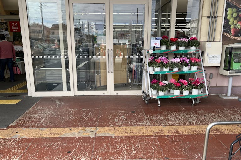 【西友 阿久和店】1F軒先入口横 プロモーション用途や物販、食物販のポップアップストアに最適なスーパーの屋外催事イベントスペースの画像1