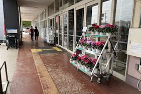 【西友 阿久和店】1F軒先入口横 プロモーション用途や物販、食物販のポップアップストアに最適なスーパーの屋外催事イベントスペース