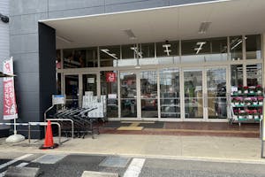 【西友 阿久和店】1F軒先入口横 プロモーション用途や物販、食物販のポップアップストアに最適なスーパーの屋外催事イベントスペース