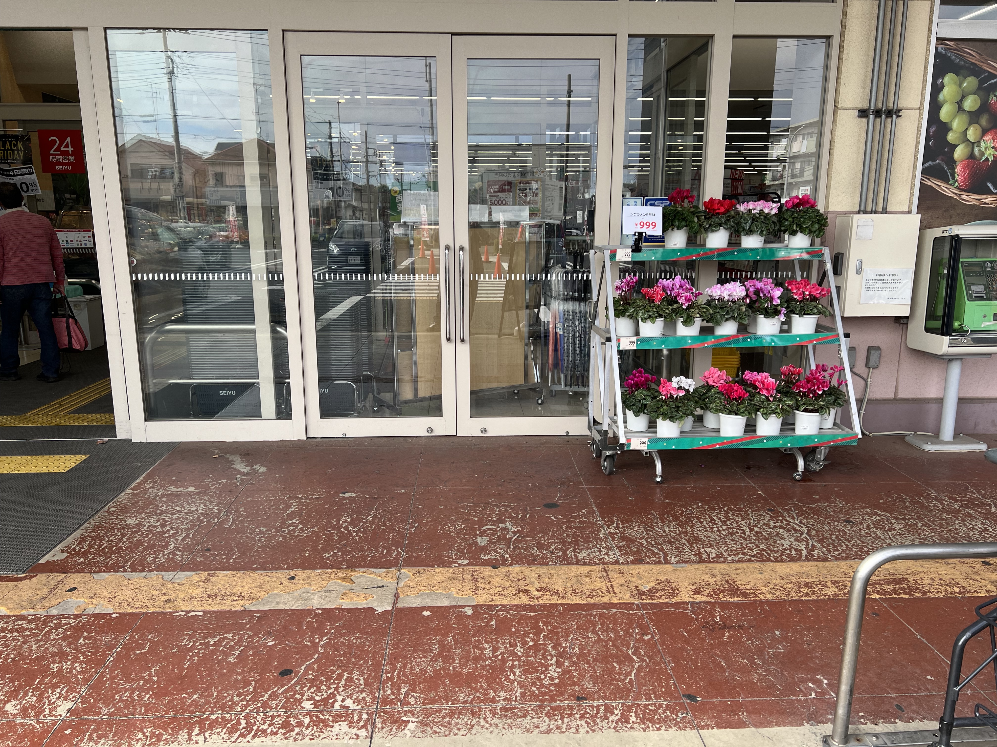 【西友　阿久和店】＜料金改定：お値下げしました＞ 1F軒先入口横　プロモーション用途や物販、食物販のポップアップストアに最適なスーパーの屋外催事イベントスペース