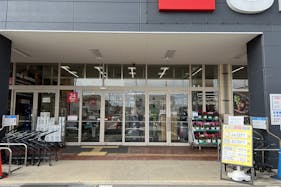 【西友 阿久和店】<料金改定:お値下げしました> 1F軒先入口横 プロモーション用途や物販、食物販のポップアップストアに最適なスーパーの屋外催事イベントスペース