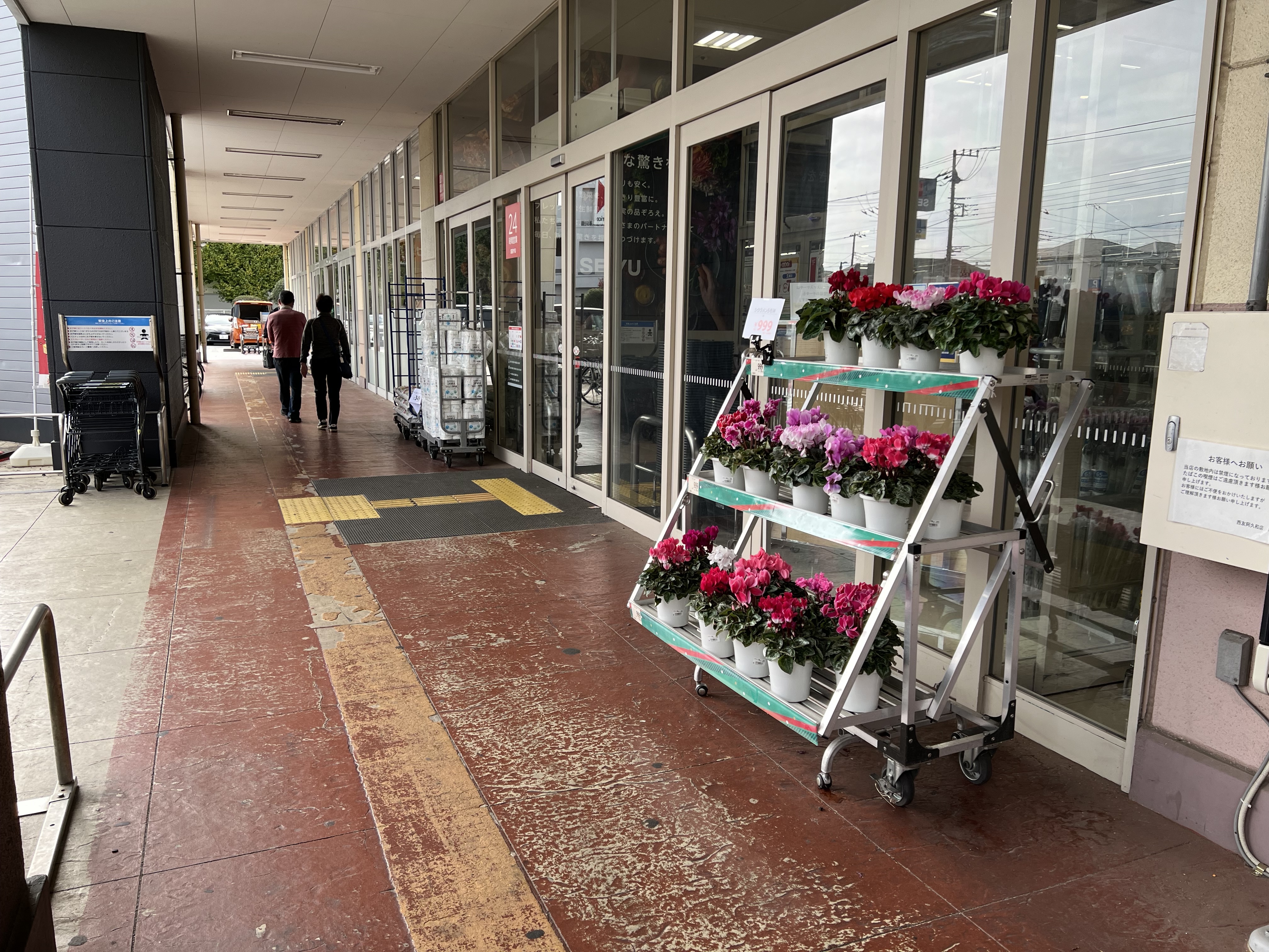 【西友　阿久和店】＜料金改定：お値下げしました＞ 1F軒先入口横　プロモーション用途や物販、食物販のポップアップストアに最適なスーパーの屋外催事イベントスペース