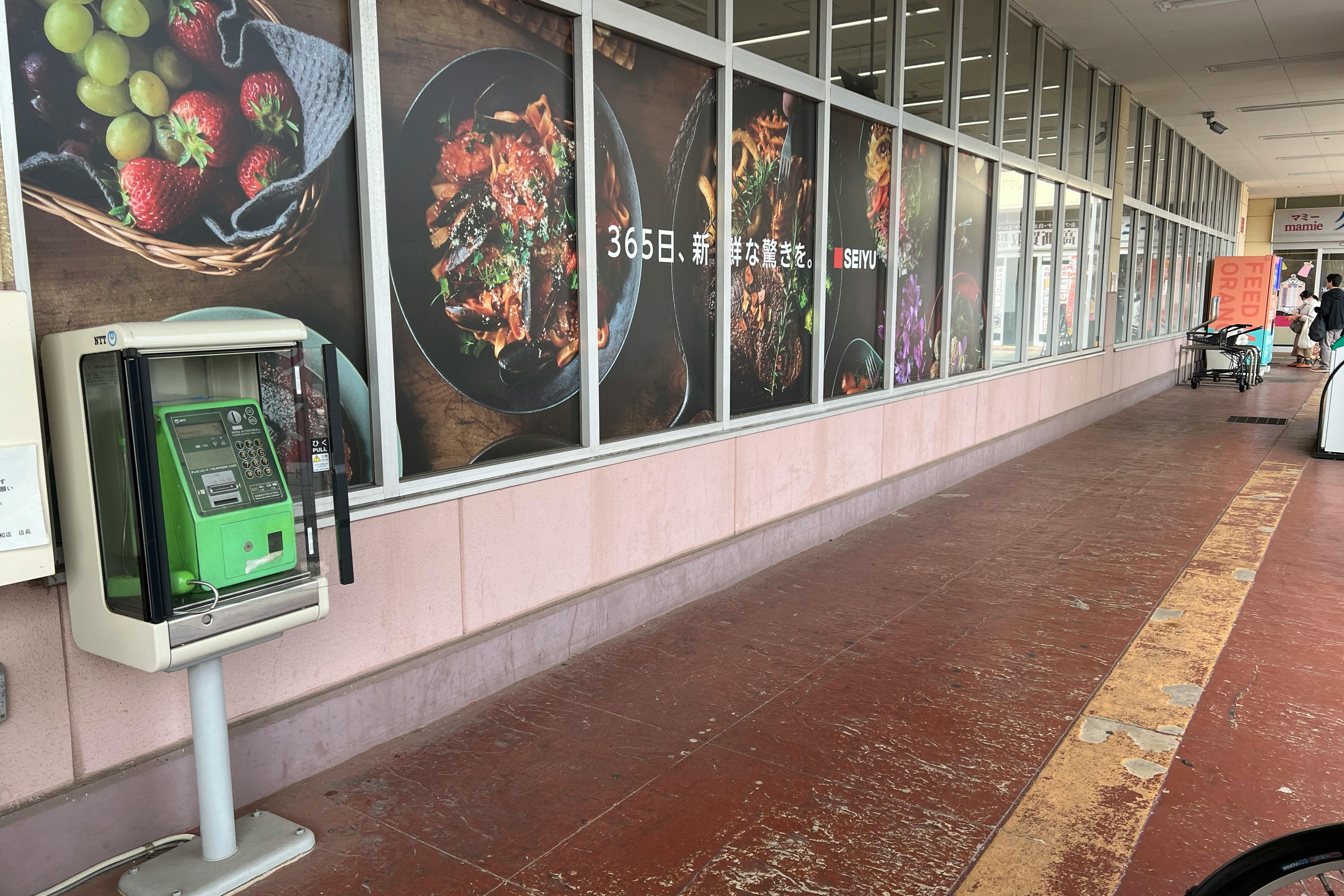 【西友 阿久和店】<料金改定:お値下げしました> 1F軒先入口横 プロモーション用途や物販、食物販のポップアップストアに最適なスーパーの屋外催事イベントスペース