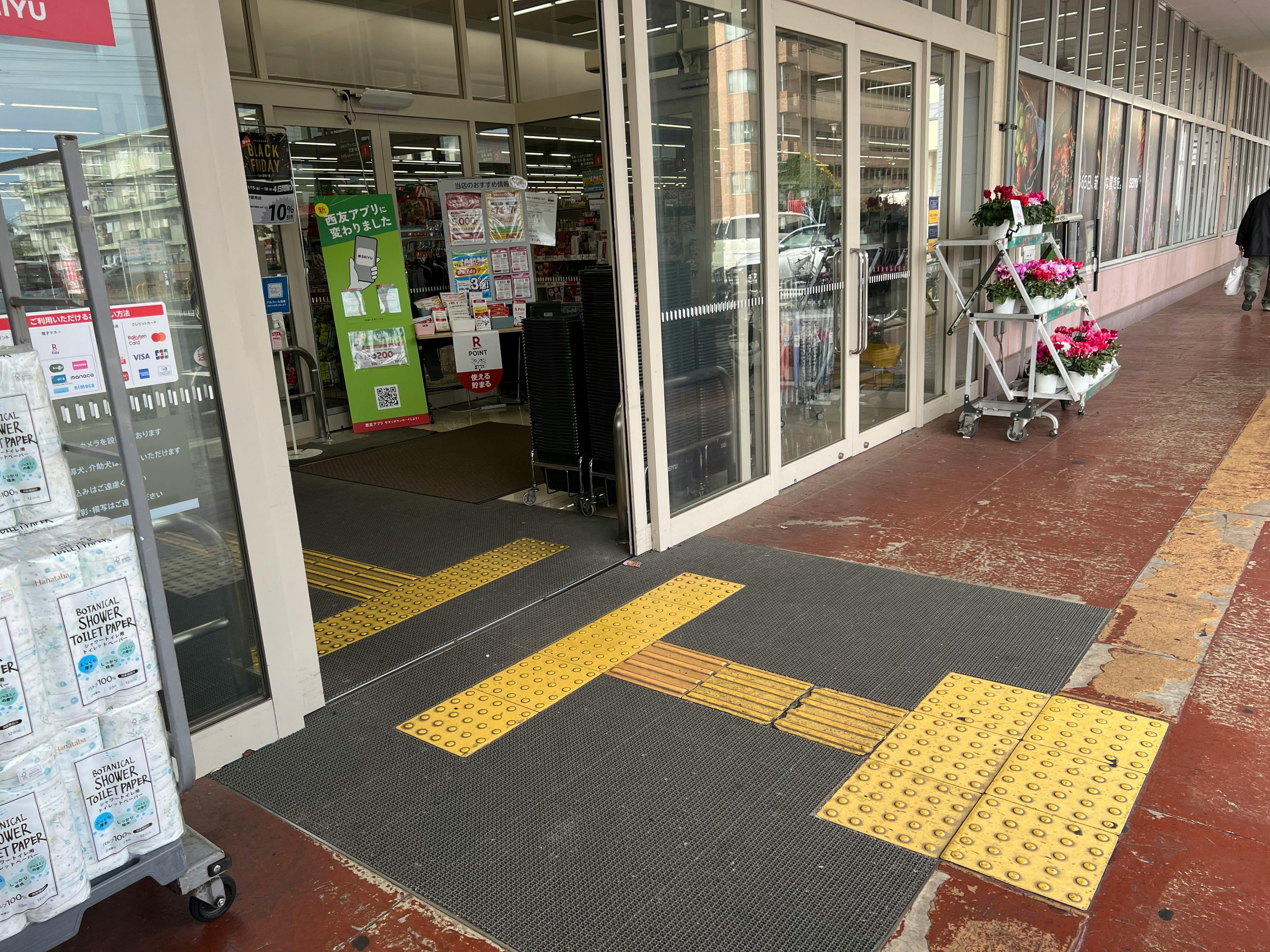 【西友　阿久和店】＜料金改定：お値下げしました＞ 1F軒先入口横　プロモーション用途や物販、食物販のポップアップストアに最適なスーパーの屋外催事イベントスペース
