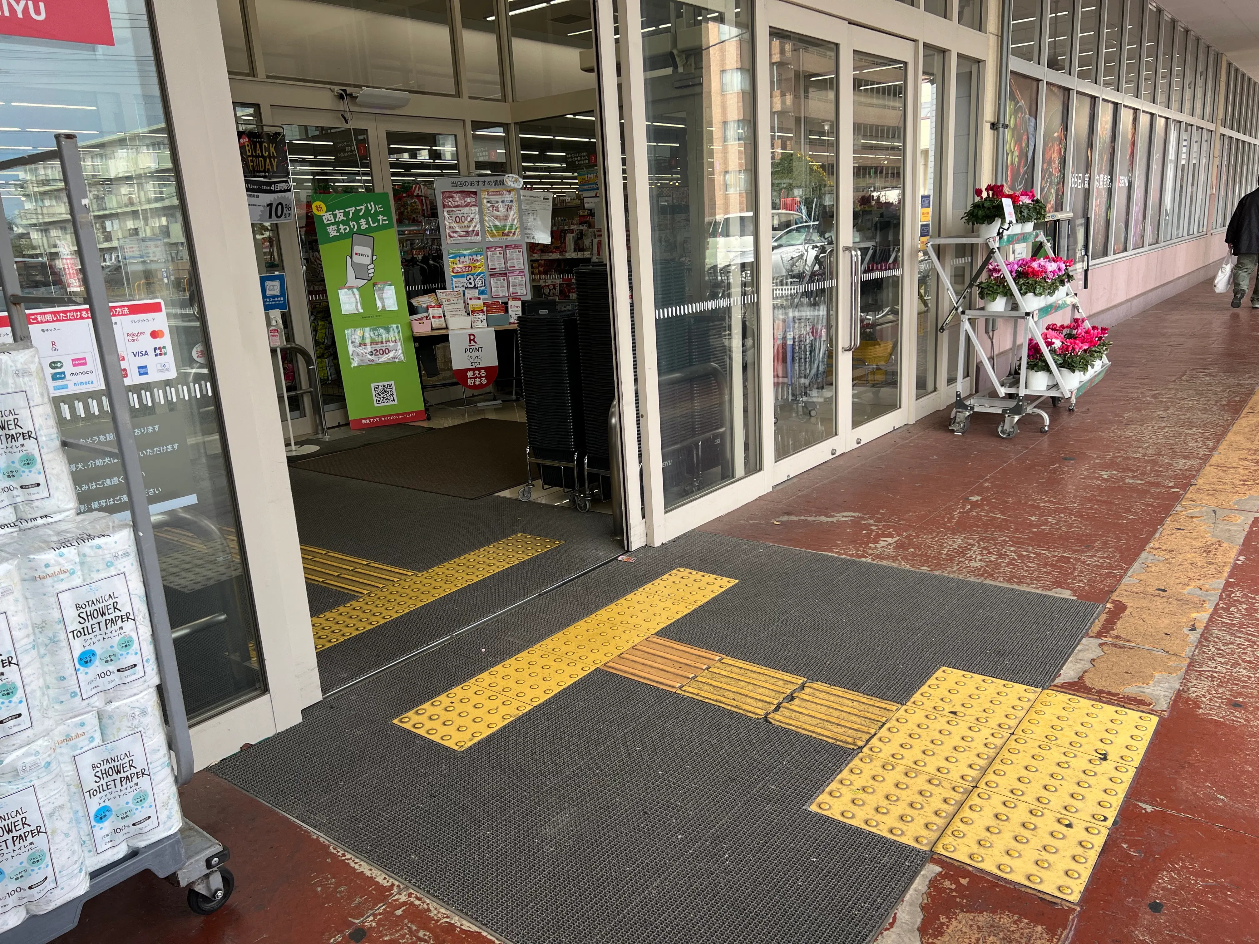【西友　阿久和店】＜料金改定：お値下げしました＞ 1F軒先入口横　プロモーション用途や物販、食物販のポップアップストアに最適なスーパーの屋外催事イベントスペース