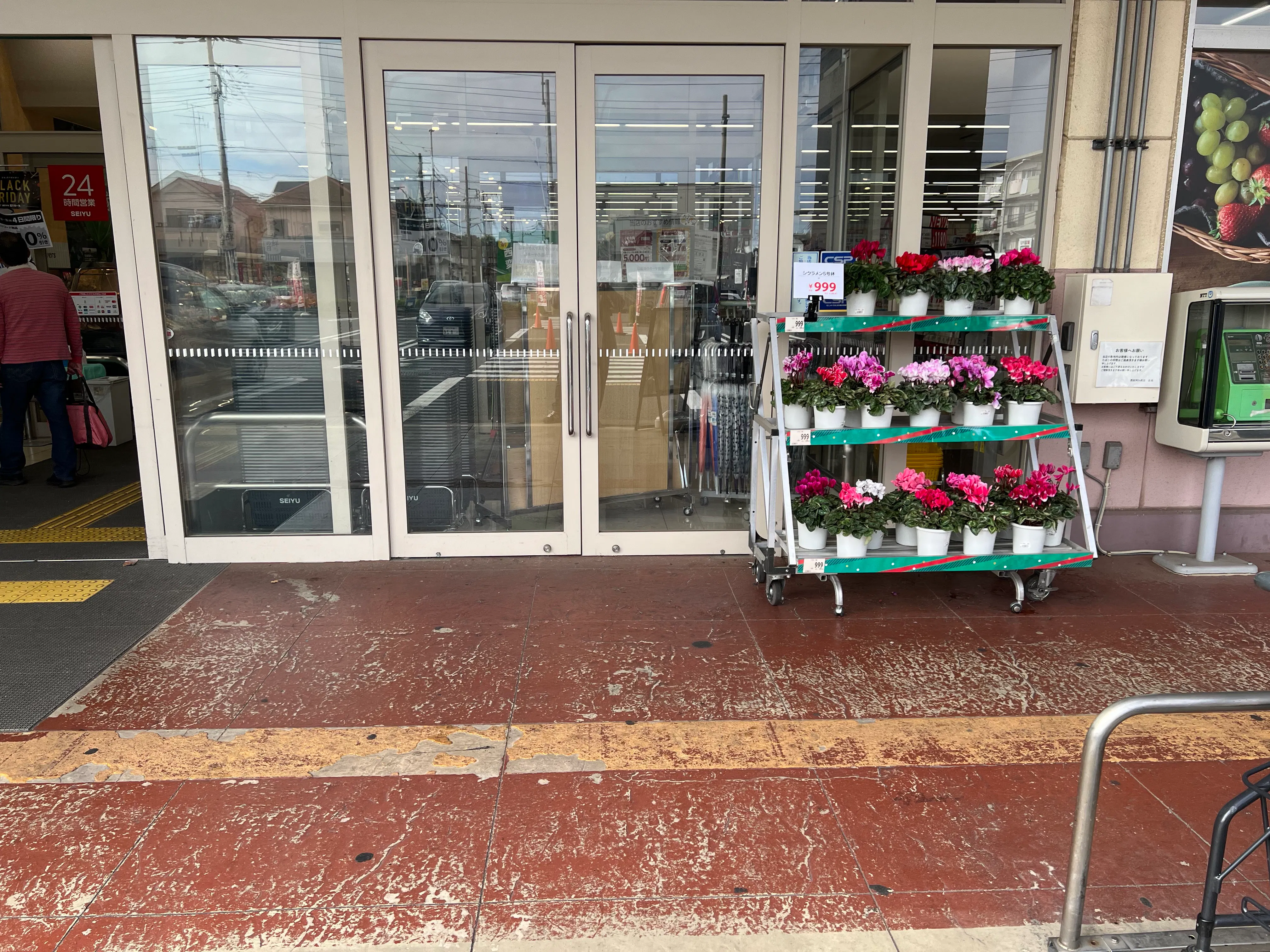 【西友 阿久和店】<料金改定:お値下げしました> 1F軒先入口横 プロモーション用途や物販、食物販のポップアップストアに最適なスーパーの屋外催事イベントスペース