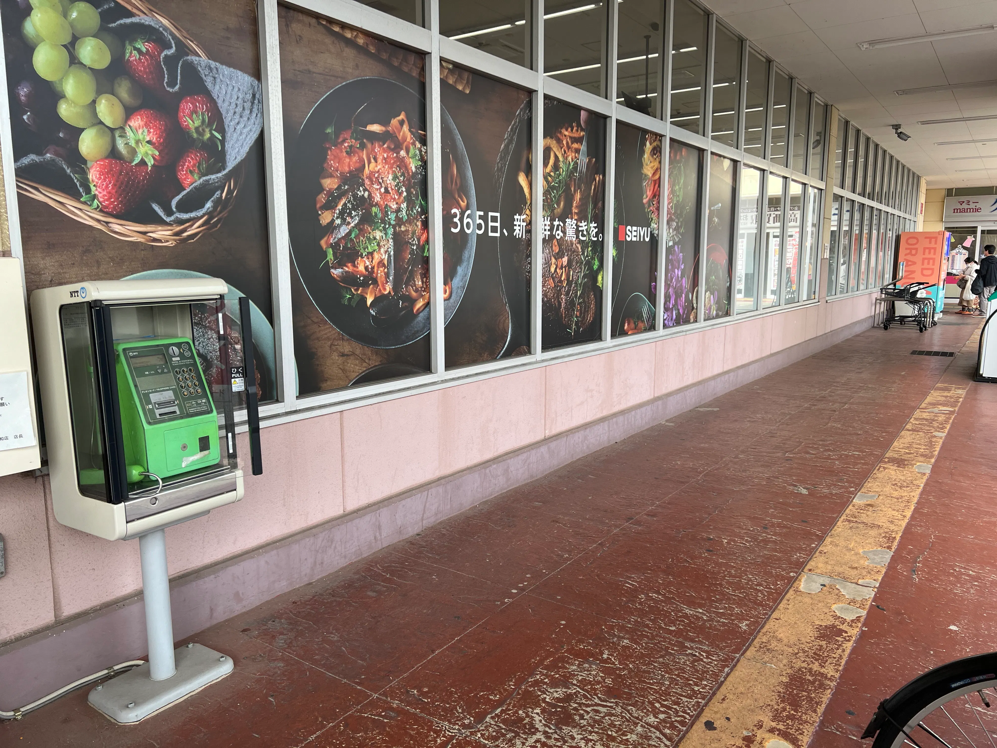 【西友 阿久和店】<料金改定:お値下げしました> 1F軒先入口横 プロモーション用途や物販、食物販のポップアップストアに最適なスーパーの屋外催事イベントスペース