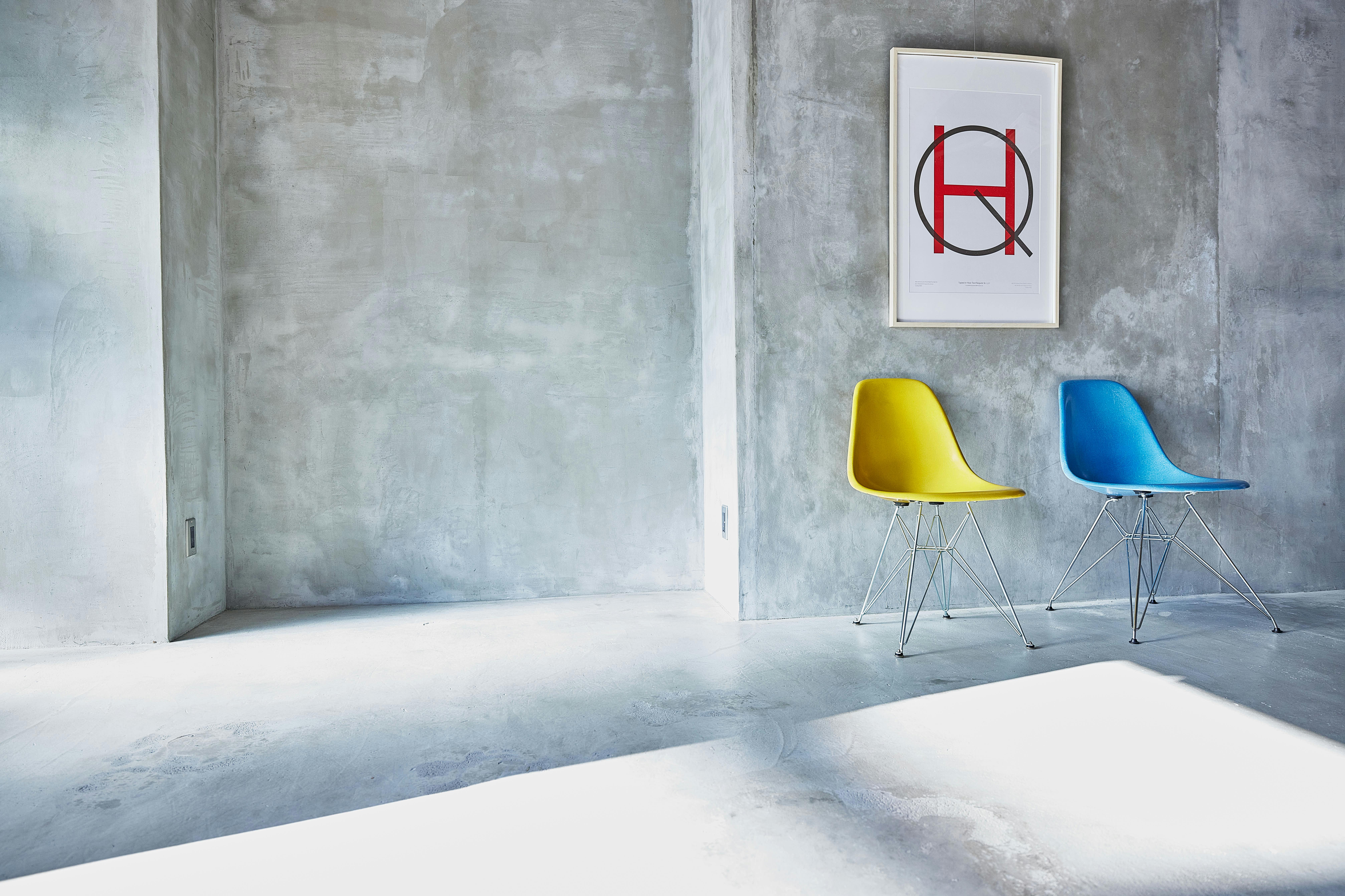 左からHerman Miller/Eamesシェルチェア黄色(有料) Herman Miller/Eamesシェルチェア青色(有料) アートフレーム(有料)
