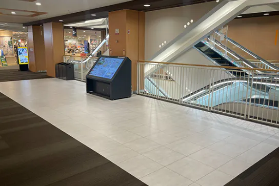 【イオンモール茨木*】2F 中央エスカレーター横(北側)※専門店側