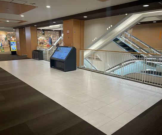 【イオンモール茨木*】2F 中央エスカレーター横（北側）※専門店側