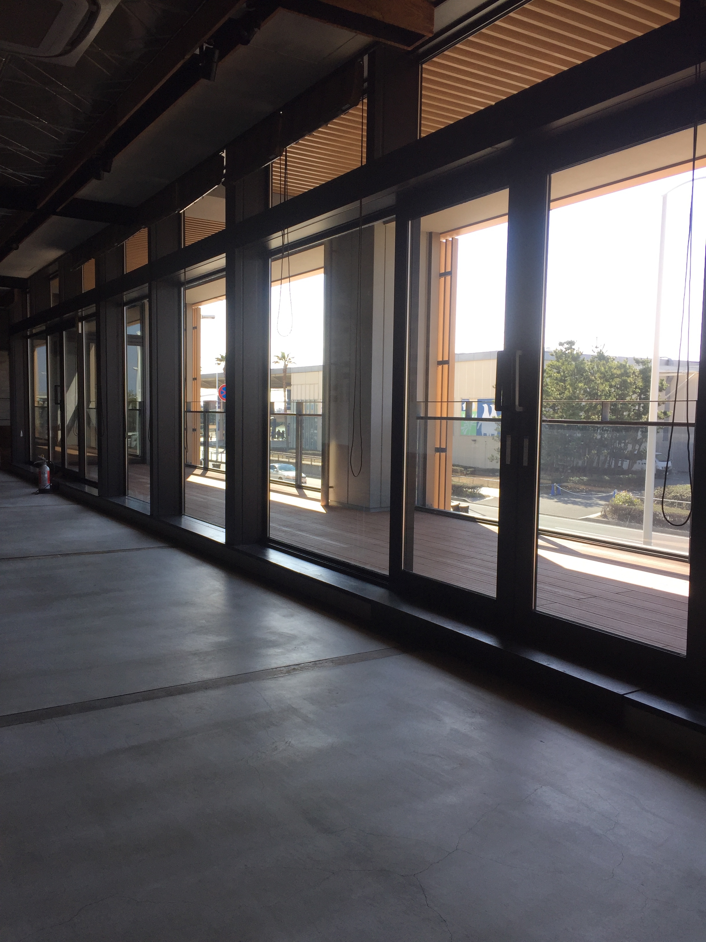 全体が自然光の入る大きな窓になっています。