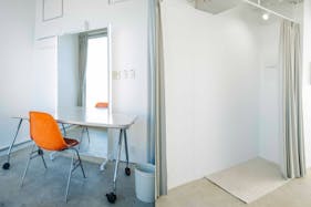 【代々木上原駅3分】展示会場や撮影に最適な自然光が1日中入る白とコンクリートのシンプルなスタジオ
