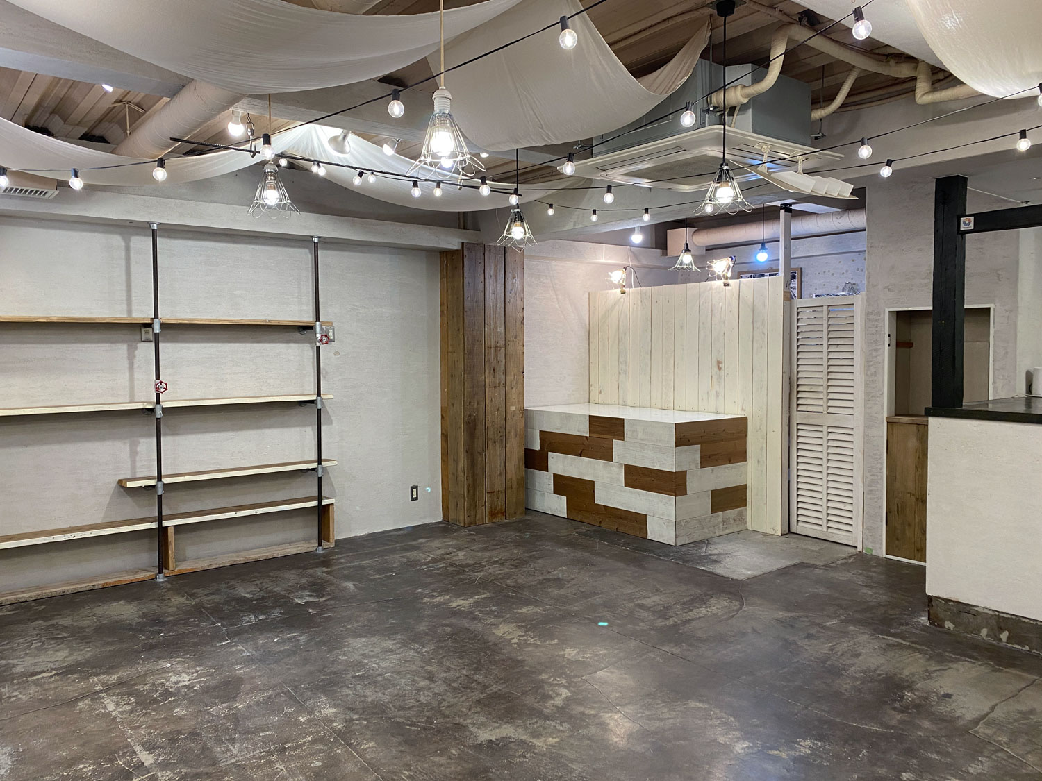 白い扉の向こうは備品置き場とトイレがあります