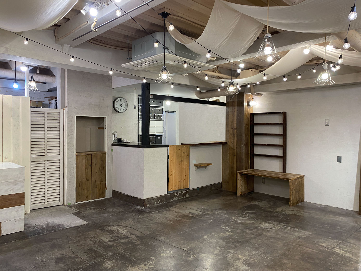 L字のカウンター奥には休憩や打合せ、試着室などにも使える個室があります