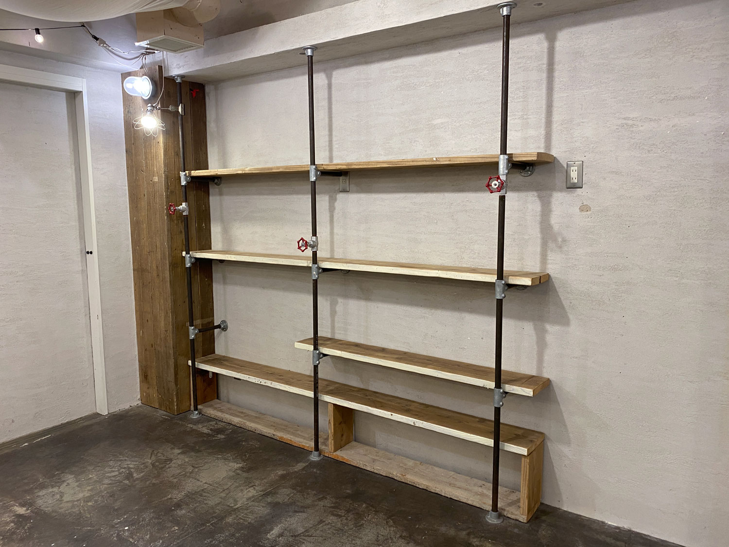 ＜展示用棚＞  W2400mm×D240mm  棚板は取り外し、移動可能 ※パイプは固定