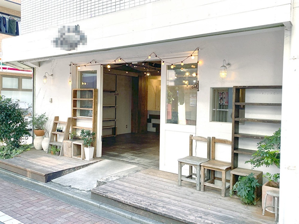 隣にはコンビニがあって便利です