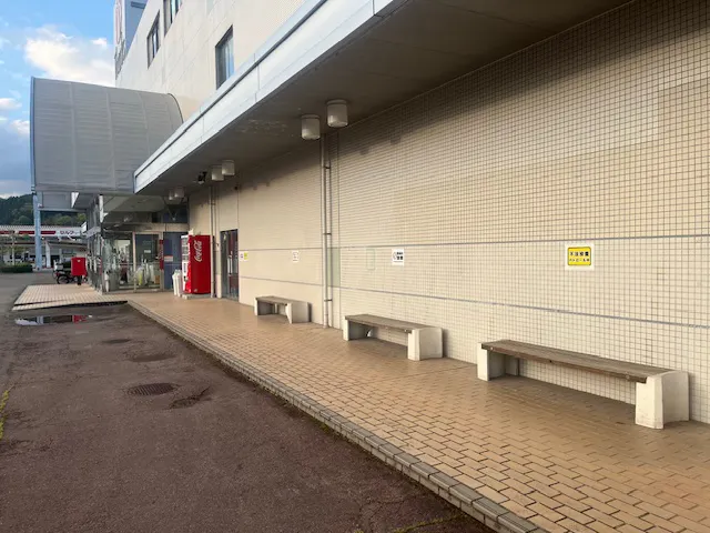 【千代田サンクスショッピングセンター】キッチンカーに利用可能な屋外スペース（店舗入り口から右）の画像