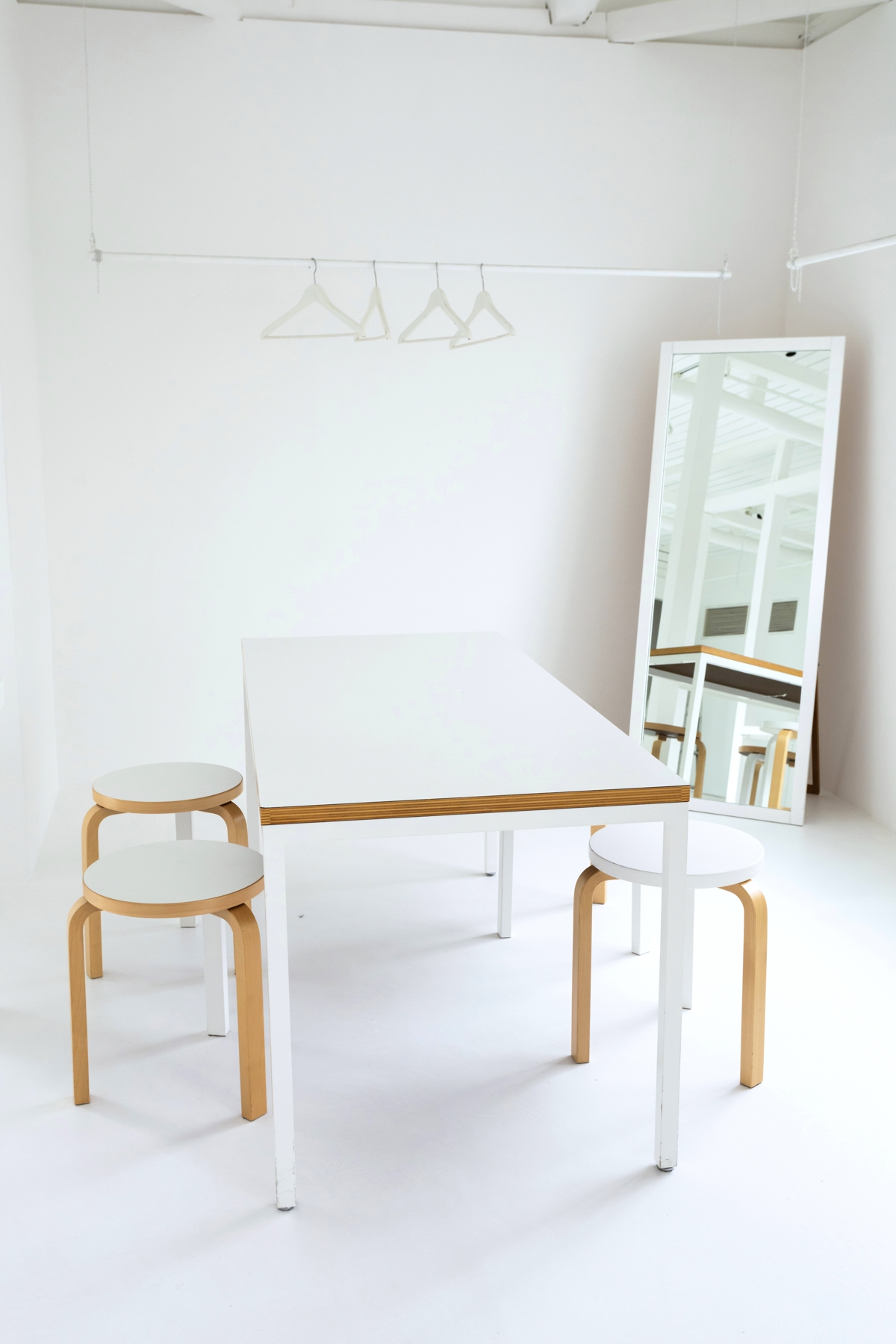 机や姿見もございます