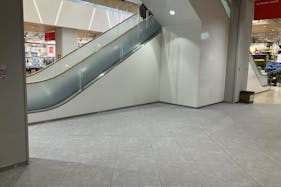 【KAMEIDO CLOCK】1F南側エスカレーター横 物販、食物販のポップアップストアや販促プロモーションに最適な催事イベントスペース