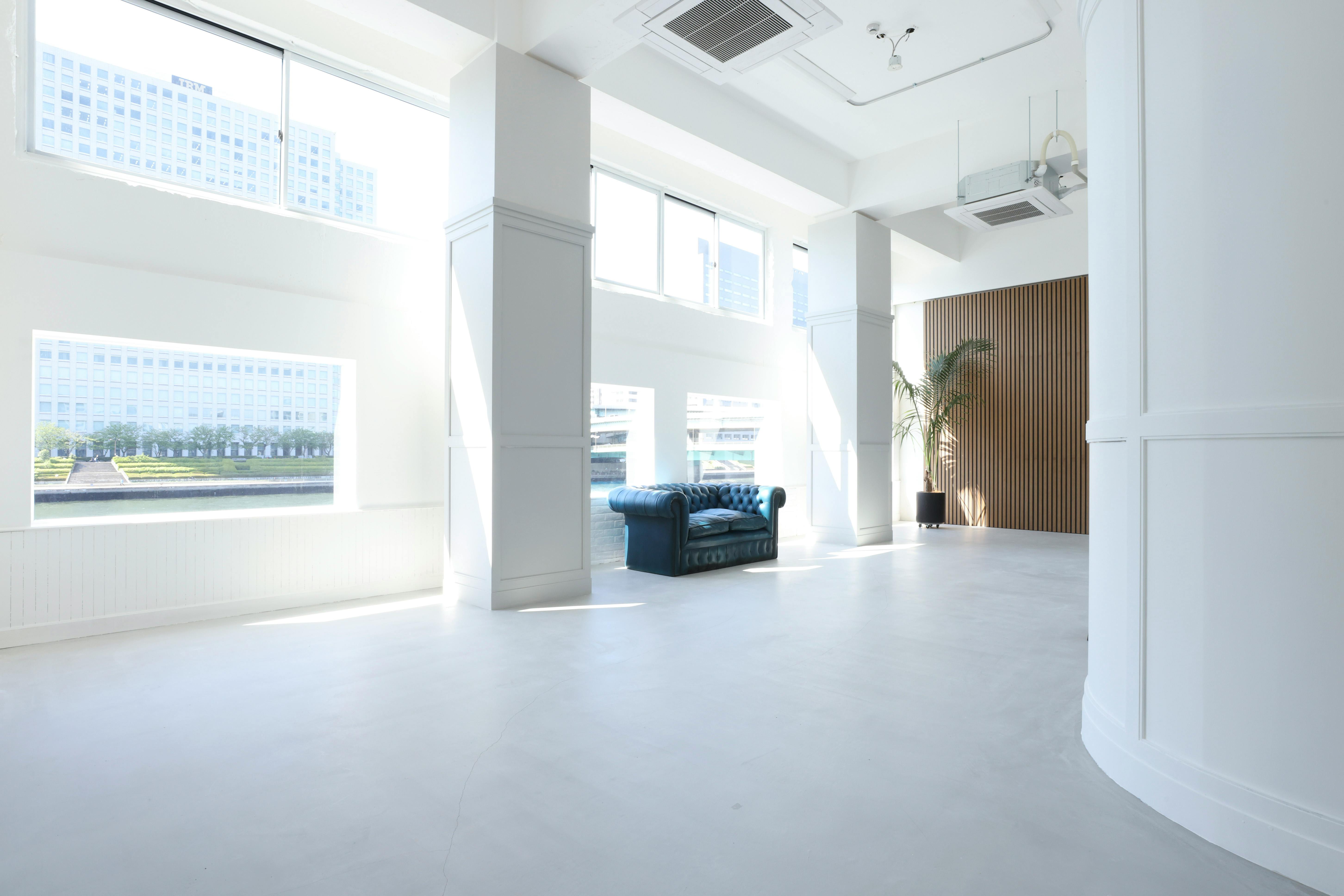 【門前仲町駅11分】撮影や展示会に適した白を基調とした一日中自然光が降り注ぐスタジオ