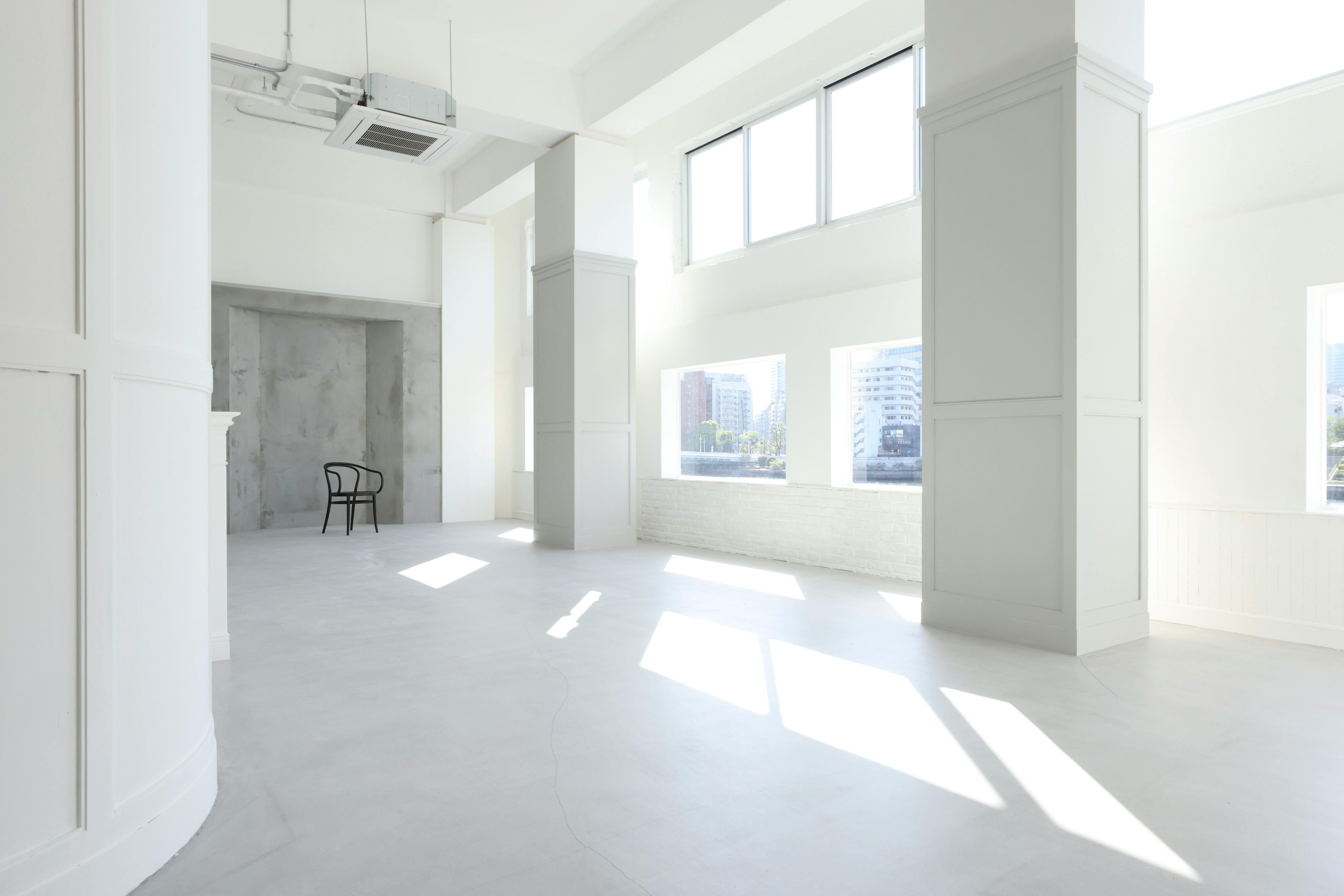 【門前仲町駅11分】撮影や展示会に適した白を基調とした一日中自然光が降り注ぐスタジオ