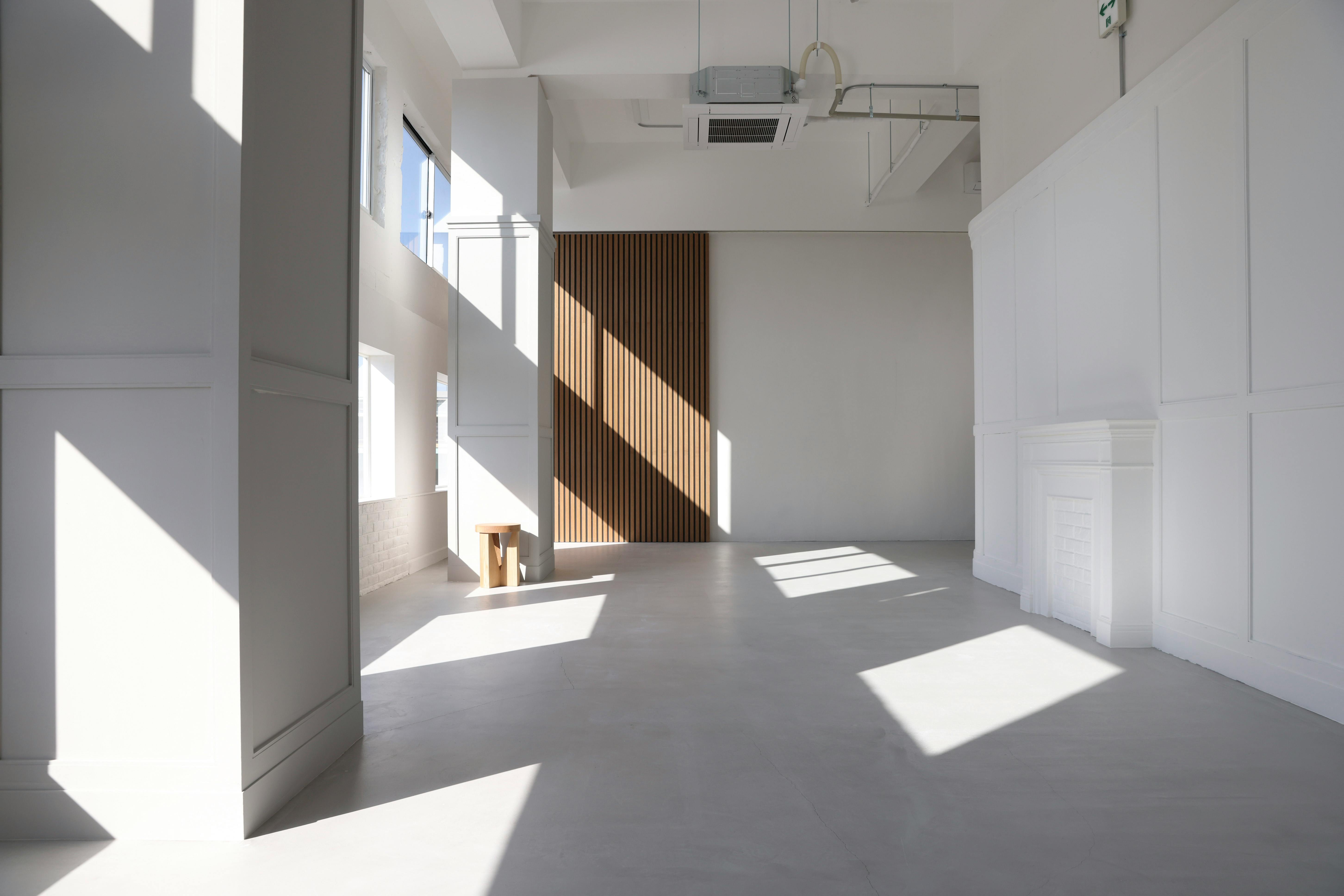 【門前仲町駅11分】撮影や展示会に適した白を基調とした一日中自然光が降り注ぐスタジオ