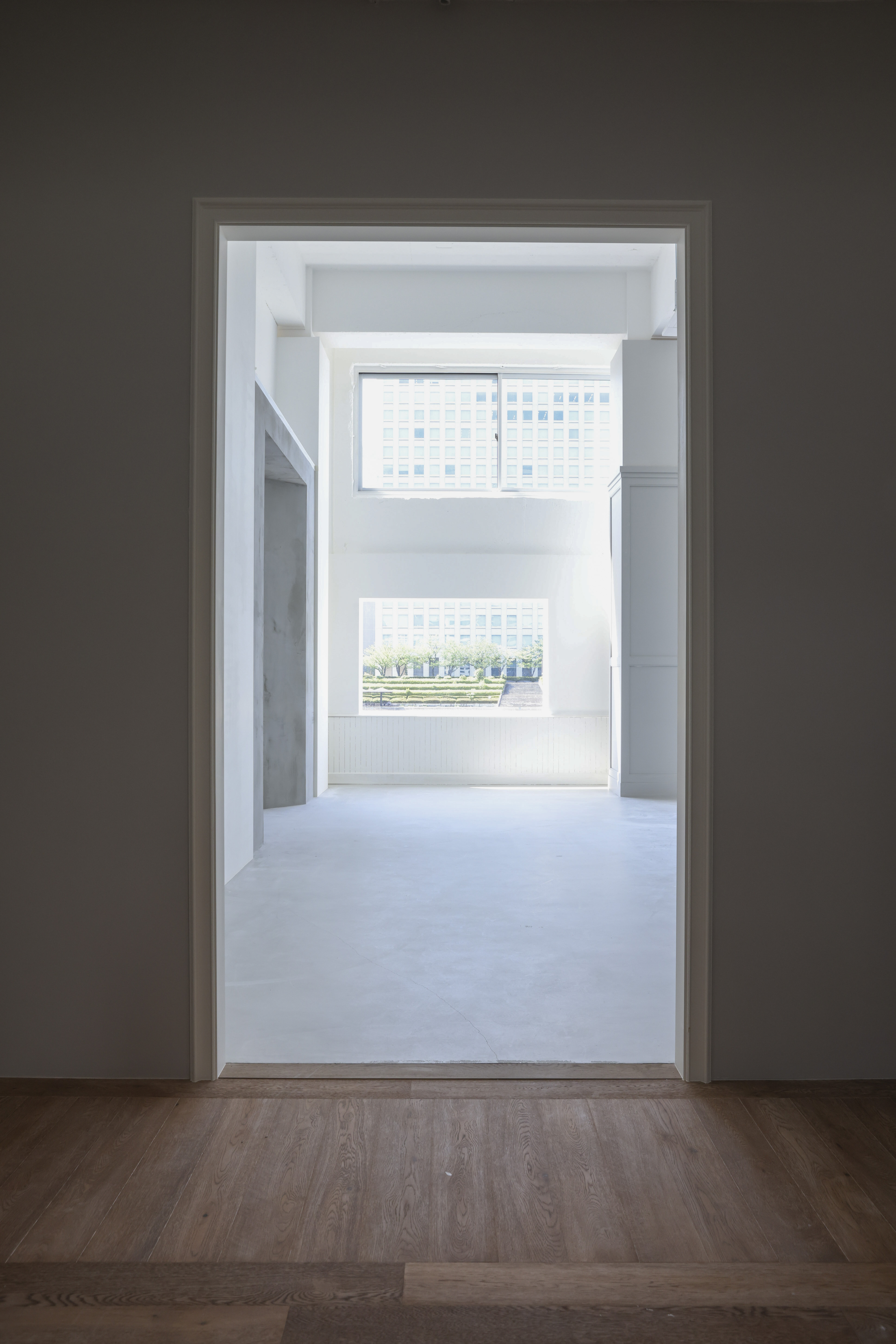 四角フレーム越しの窓