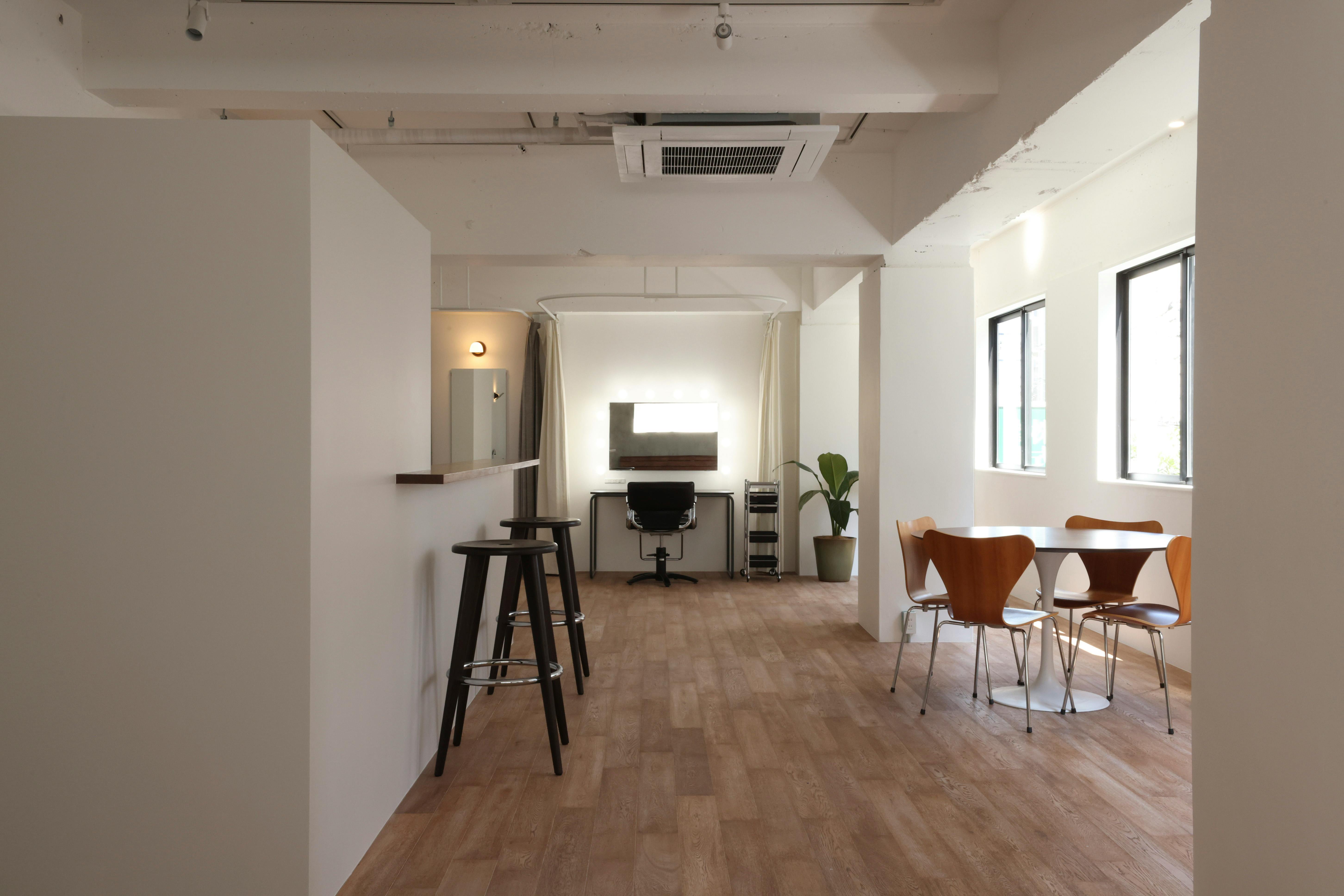 【門前仲町駅11分】撮影や展示会に適した白を基調とした一日中自然光が降り注ぐスタジオ