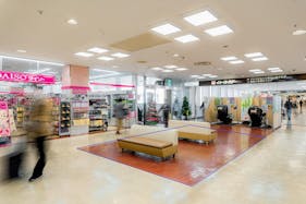 【松竹大船ショッピングセンター】ポップアップストアやプロモーションに適した商業施設内のダイソー前にあるイベントスペース(中サイズ)