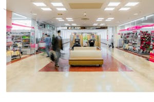 【松竹大船ショッピングセンター】ポップアップストアやプロモーションに適した商業施設内のダイソー前にあるイベントスペース(中サイズ)