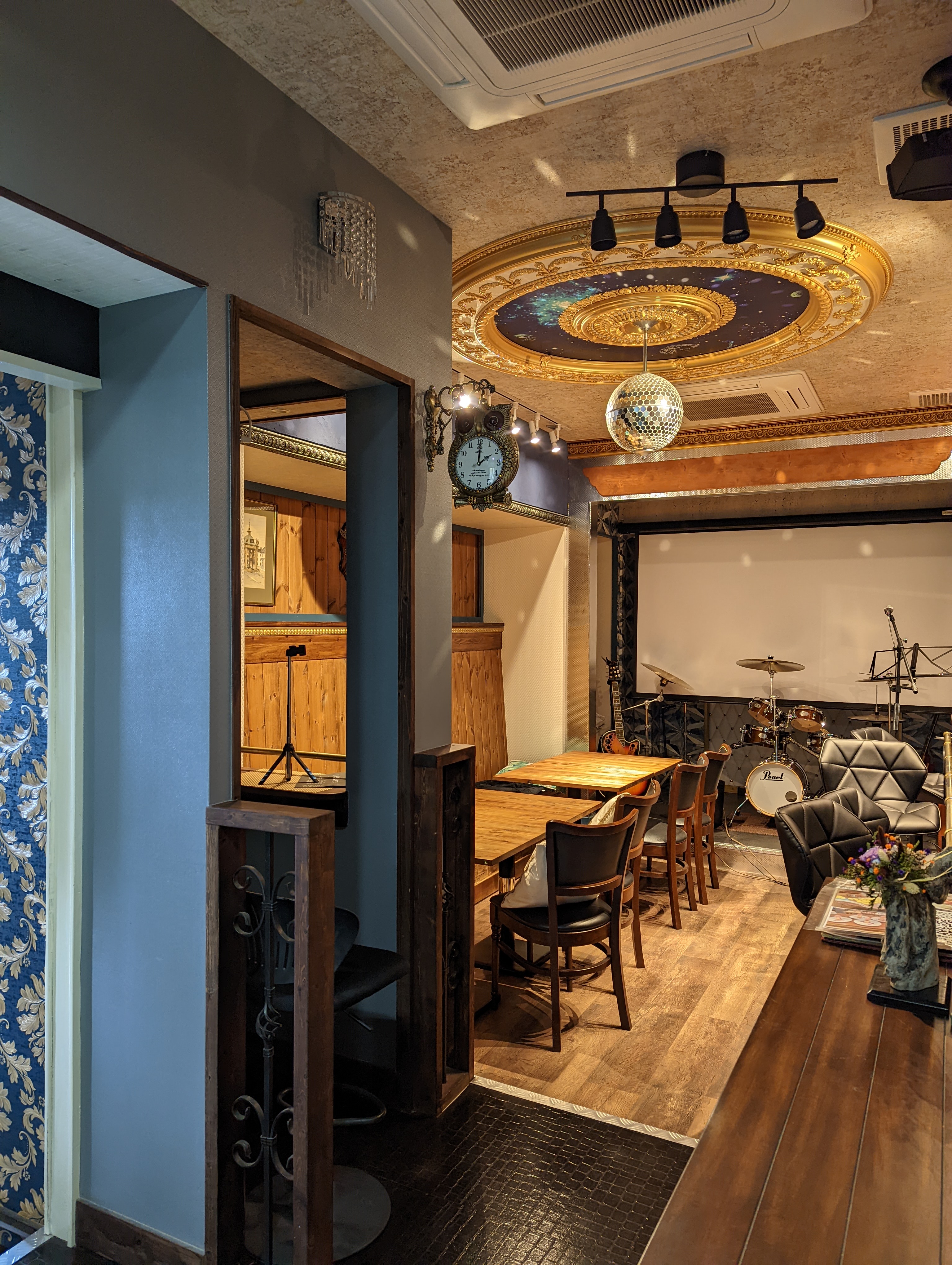 バー＆ミニステージ