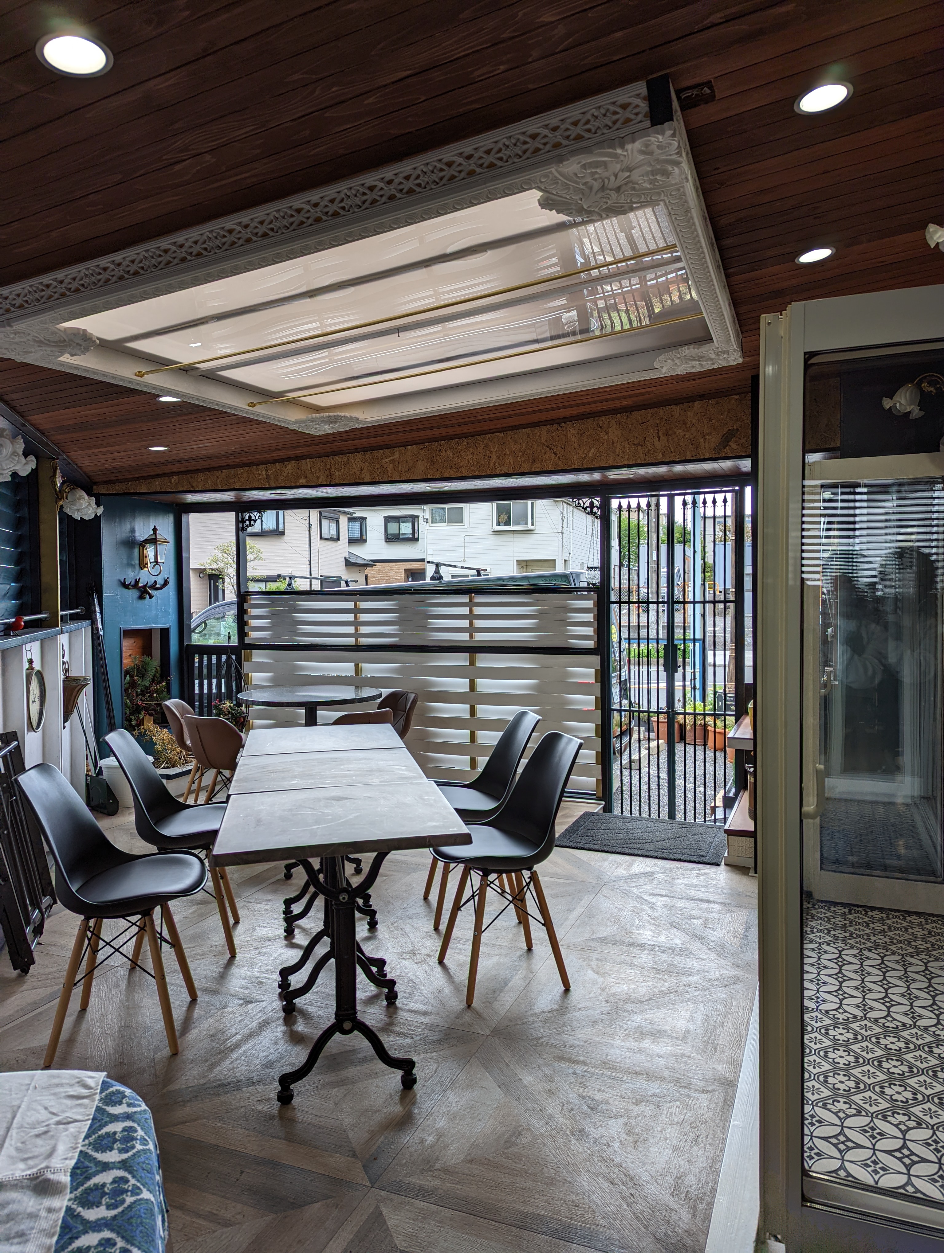 デッキ③屋根付き　多肉寄植えワークショップ開催中