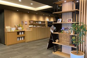 【KOKO HOTEL 京都三条(1Fロビー)】小規模な展示会やポップアップストアの会場に最適な京町屋の造りをイメージしたモダンな和風ギャラリー風のホテル内ロビースペース