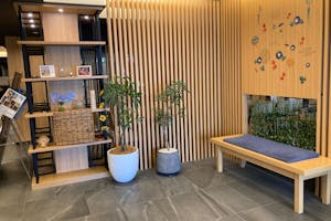 【KOKO HOTEL 京都三条(1Fロビー)】小規模な展示会やポップアップストアの会場に最適な京町屋の造りをイメージしたモダンな和風ギャラリー風のホテル内ロビースペース