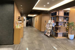 【KOKO HOTEL 京都三条(1Fロビー)】小規模な展示会やポップアップストアの会場に最適な京町屋の造りをイメージしたモダンな和風ギャラリー風のホテル内ロビースペース