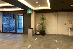 【KOKO HOTEL 京都三条(1Fロビー)】小規模な展示会やポップアップストアの会場に最適な京町屋の造りをイメージしたモダンな和風ギャラリー風のホテル内ロビースペース