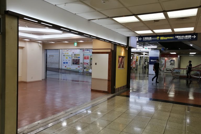 【南側外観】センタープラザ東館のエレベーターに向かう通りで、センター街と並行に走っています。