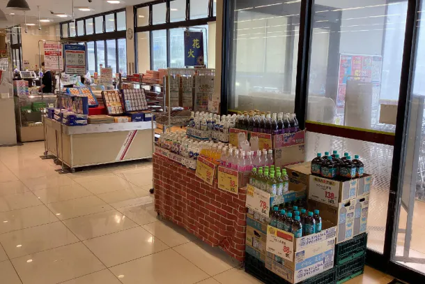 【天満屋ハピーズ足守店】正面玄関青果側入口 各種プロモーション、会員獲得イベントに最適な屋内催事イベントスペース