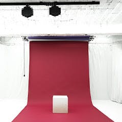 【蒲田駅3分】ポートレートや宣材写真撮影等の人物撮影、新商品のイメージ撮影に最適なクロマキー撮影・ブルーバック撮影が可能な撮影スタジオ