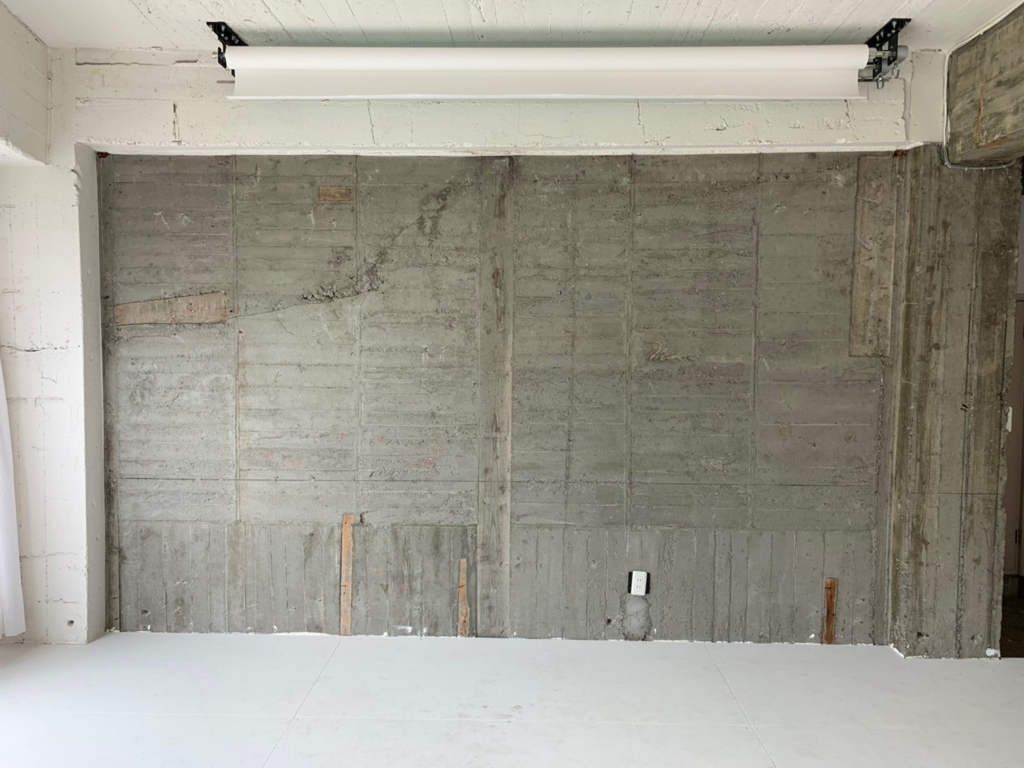 幅４メートルのコンクリート壁