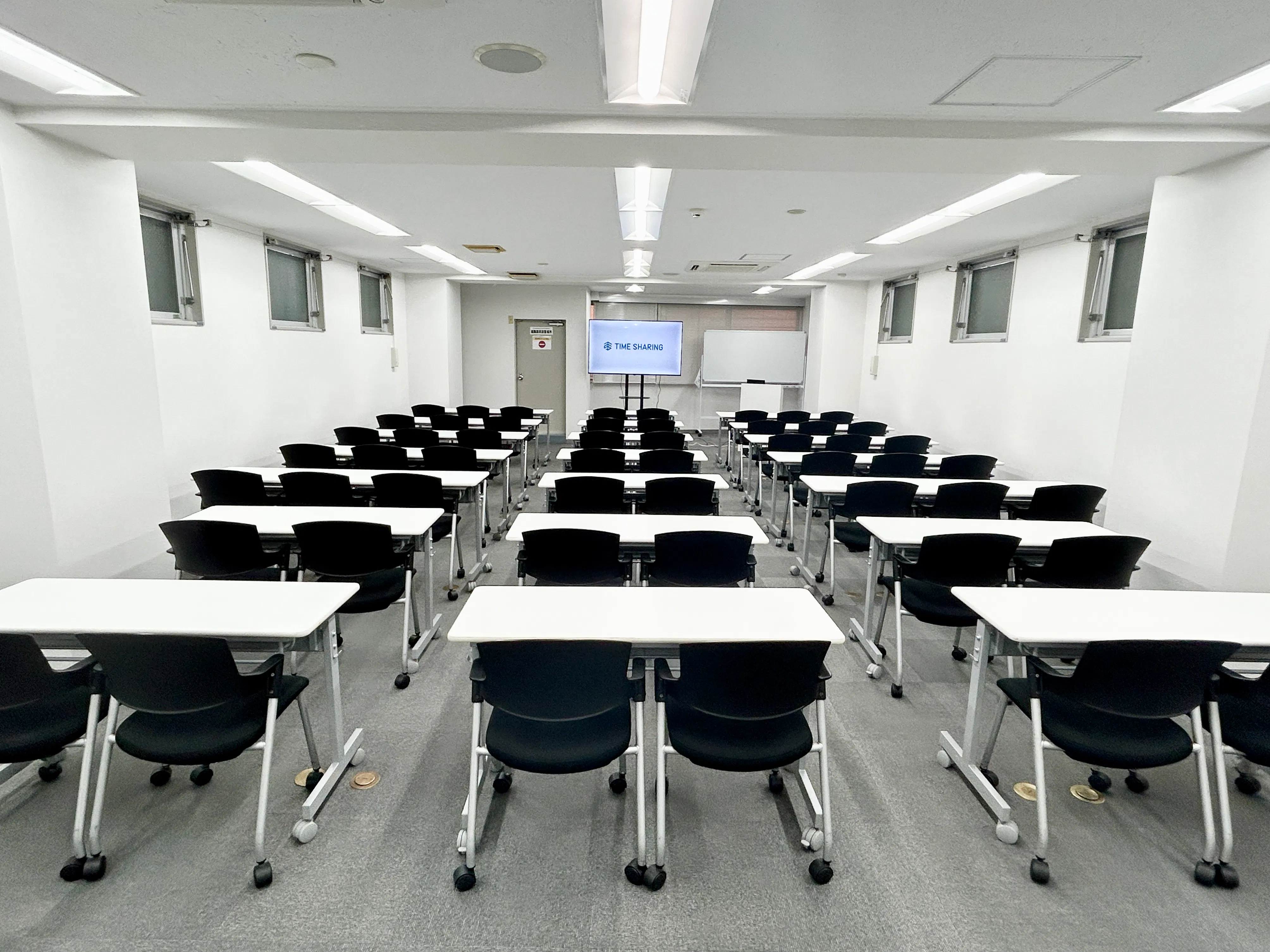 【TIME SHARING 渋谷｜渋谷駅1分】収容人数 着席52名｜無料のモニター・マイクなど什器が充実したイベントスペースの画像