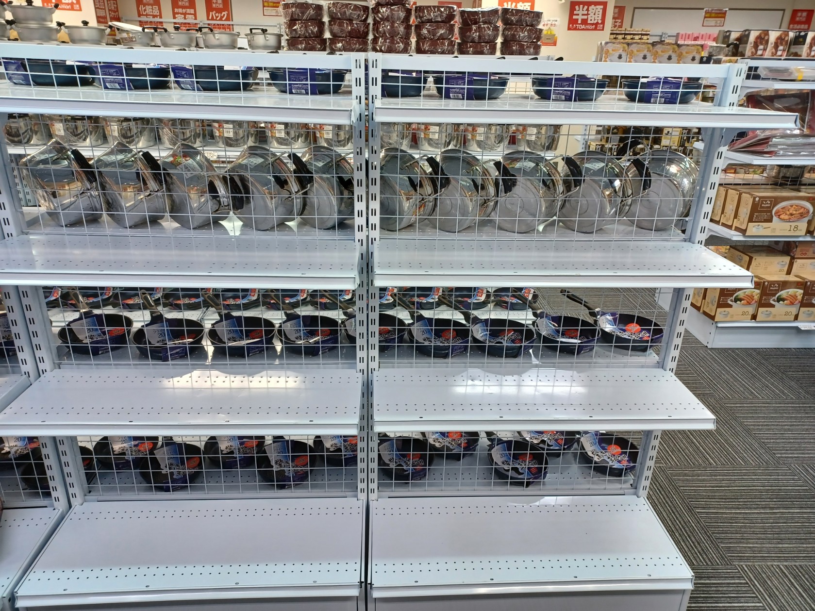 展示棚のお貸出しが可能です。使用しない場合は撤収も可能です。