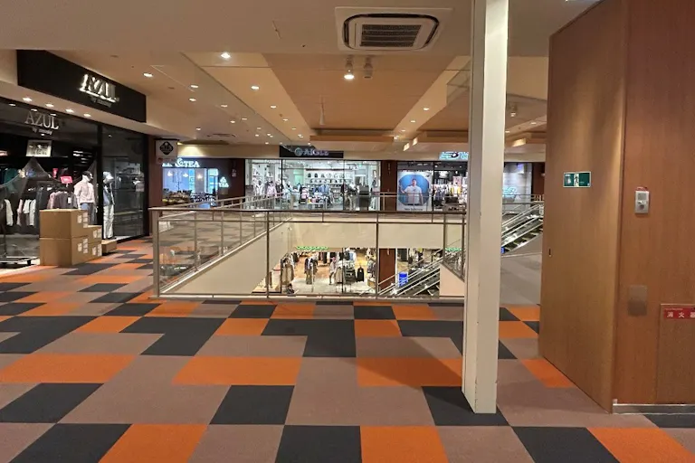 【三井アウトレットパーク 札幌北広島】クローバー•モール2F 南吹き抜け(NICE CLAUP OUTLET前)の画像1