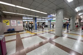 【横浜市営地下鉄ブルーラインあざみ野駅】各種プロモーションに最適な駅ナカの券売機横スペース