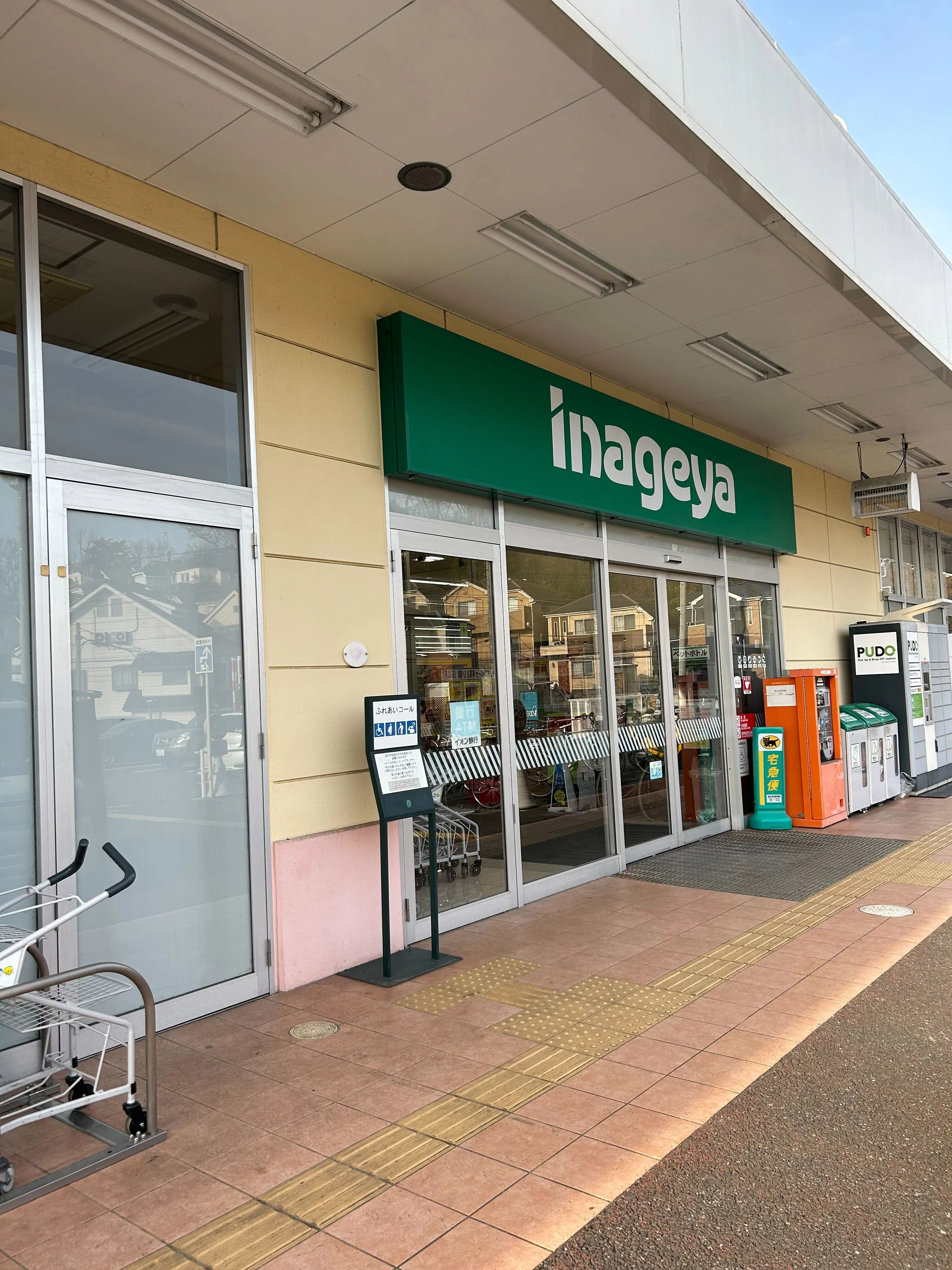 【いなげや所沢西武園店】各種プロモーションイベントに最適なスーパーマーケットの店頭軒下イベントスペース