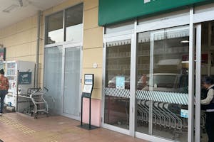 【いなげや所沢西武園店】各種プロモーションイベントに最適なスーパーマーケットの店頭軒下イベントスペース